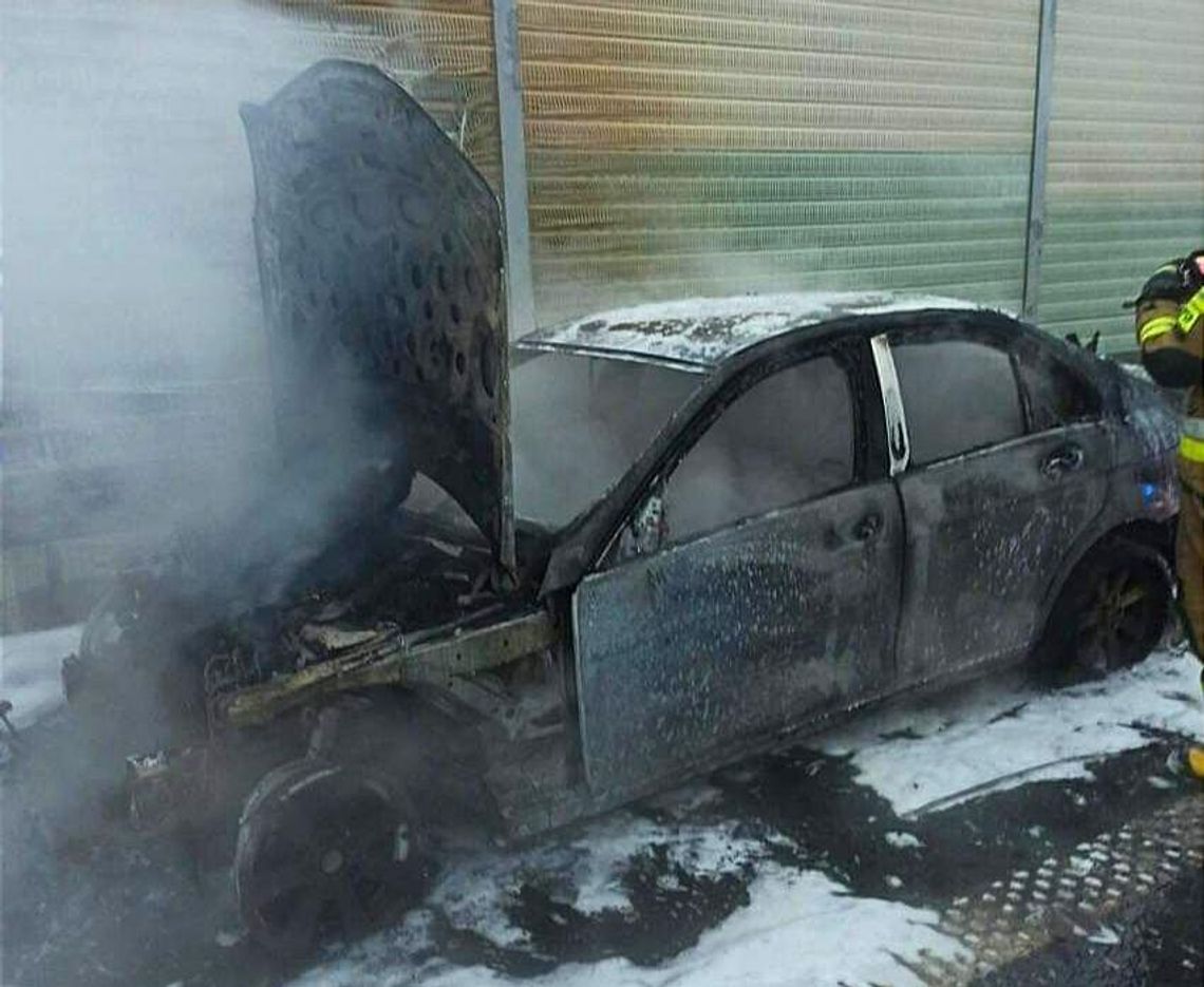 Poranny pożar Mercedesa na autostradzie A4. Pojazd spłonął doszczętnie