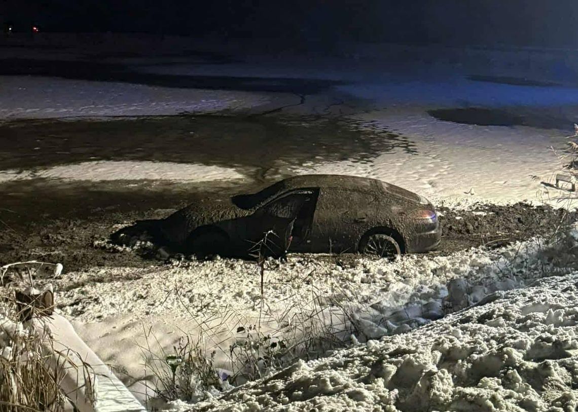 Grojec, powiat oświęcimski, Oświęcim, na sygnale, samochód osobowy wpadł do stawu, akcja ratunkowa, akcja ratownicza