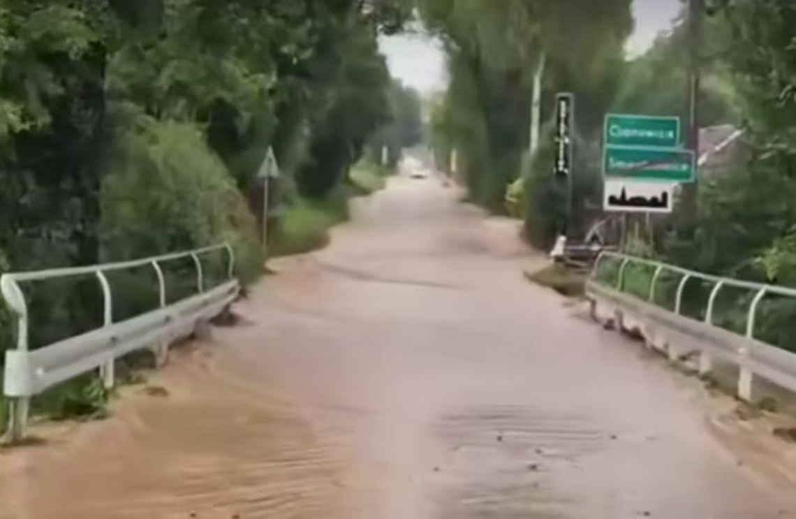 Na zdjęciu wielka woda zalewająca miejscowość Cianowice