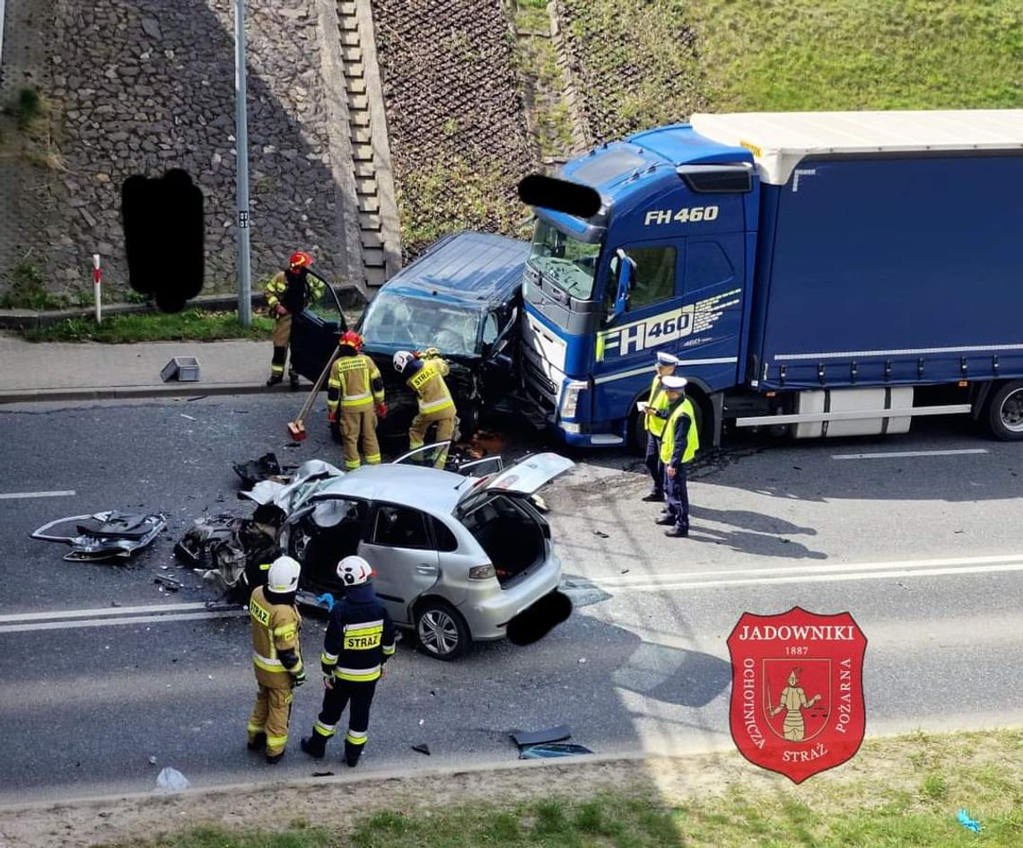 Potężne zderzenie trzech pojazdów na DK75 w Brzesku. Dwie osoby ranne