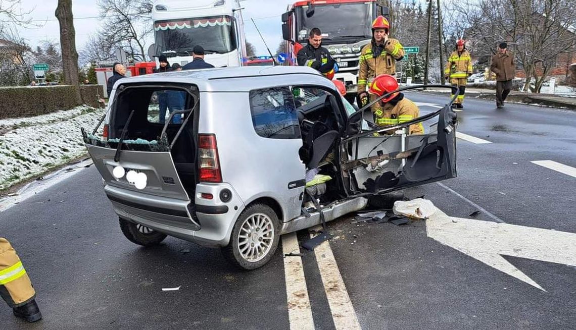 Potężny dzwon na krajowej siódemce w Prandocinie. Są ranni (ZDJĘCIA)