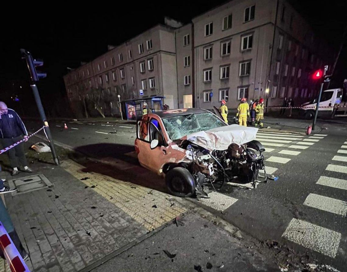 Na zdjęciu jeden z rozbitych samochodów po wypadku w Nowej Hucie