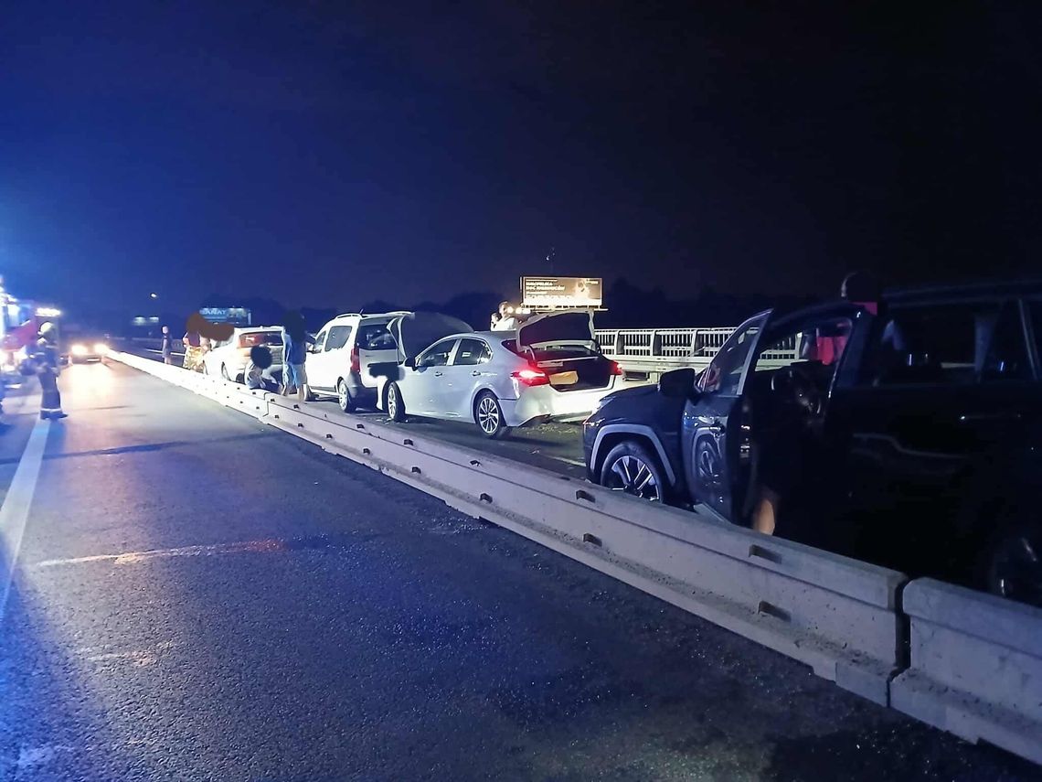 karambol na autostradzie A4, karambol na A4, zderzenie sześciu samochodów, utrudnienia w ruchu, autostrada A4, na sygnale, akcja ratunkowa