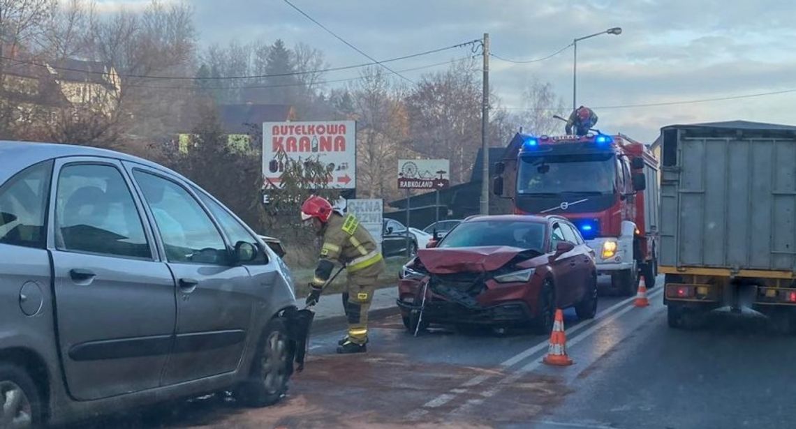 Potężny, poniedziałkowy dzwon na ulicy Rynek w Rabce-Zdroju