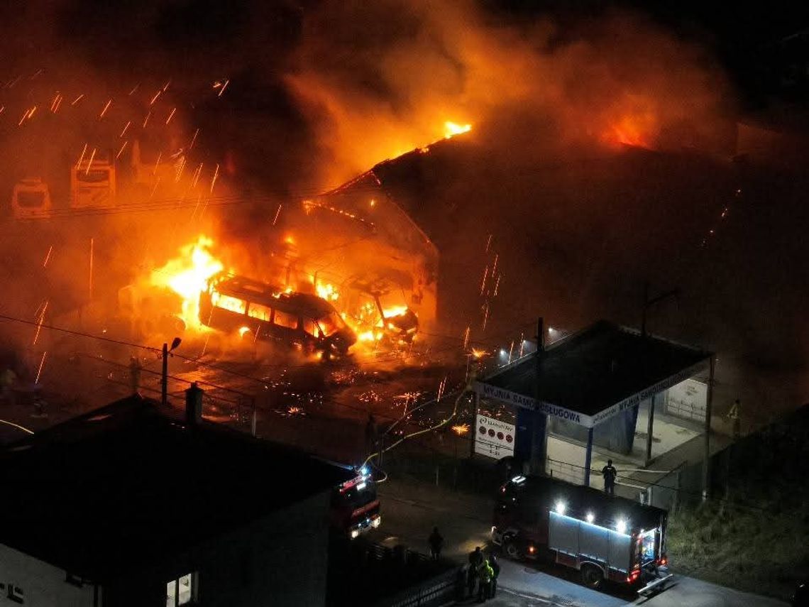 Skała, pożar w miejscowości Skała, pożar zakładu mechanicznego, pożar w powiecie krakowskim,  pożar zakładu mechanicznego, akcja gaśnicza, strażacy, straż pożarna