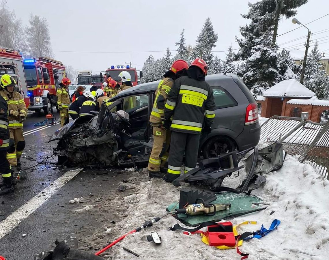 Na zdjęciu służby ratunkowe biorące udział w akcji po wypadku na DK94 w Wielkiej Wsi oraz jeden z rozbitych pojazdów