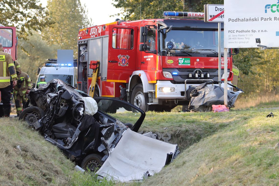 Potężny wypadek z udziałem dwóch samochodów osobowych w Nowym Targu