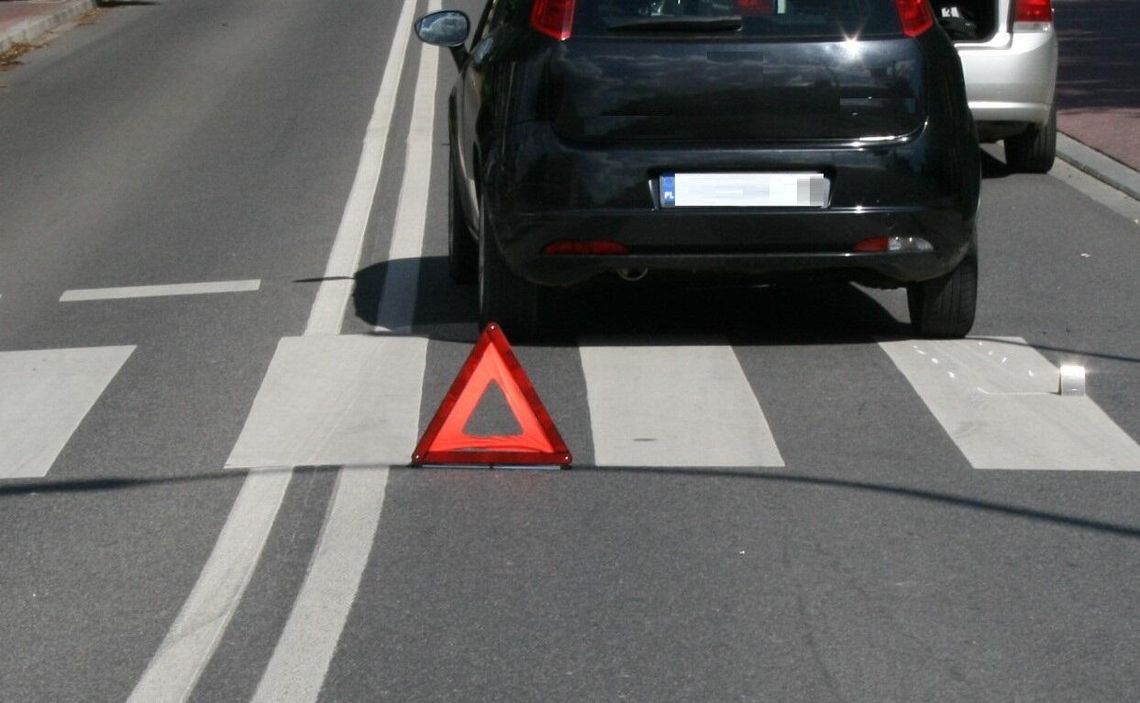 Potrącenie 10-latka na pasach w Osieku. Za kierownicą opla siedział 86-latek Osiek, powiat oświęcimski, komenda powiatowa policji w Oświęcimiu, potrącenie dziesięciolatka na pasach, 10-latek potrącony na pasach przez samochód prowadzony przez staruszka