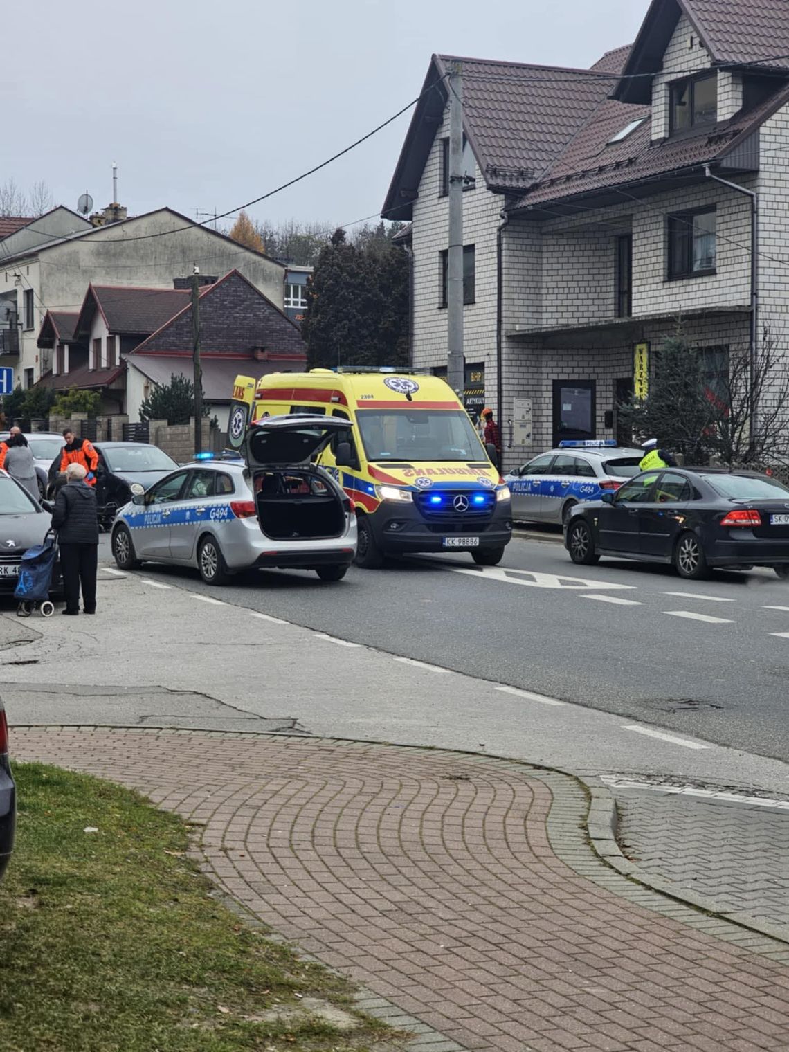 Potrącenie pieszej w Wolbromiu. Starsza kobieta trafiła do szpitala Wolbrom, potrącenie pieszej w Wolbromiu, potrącenie pieszej, piesza wdarła na jezdnię, wypadek drogowy