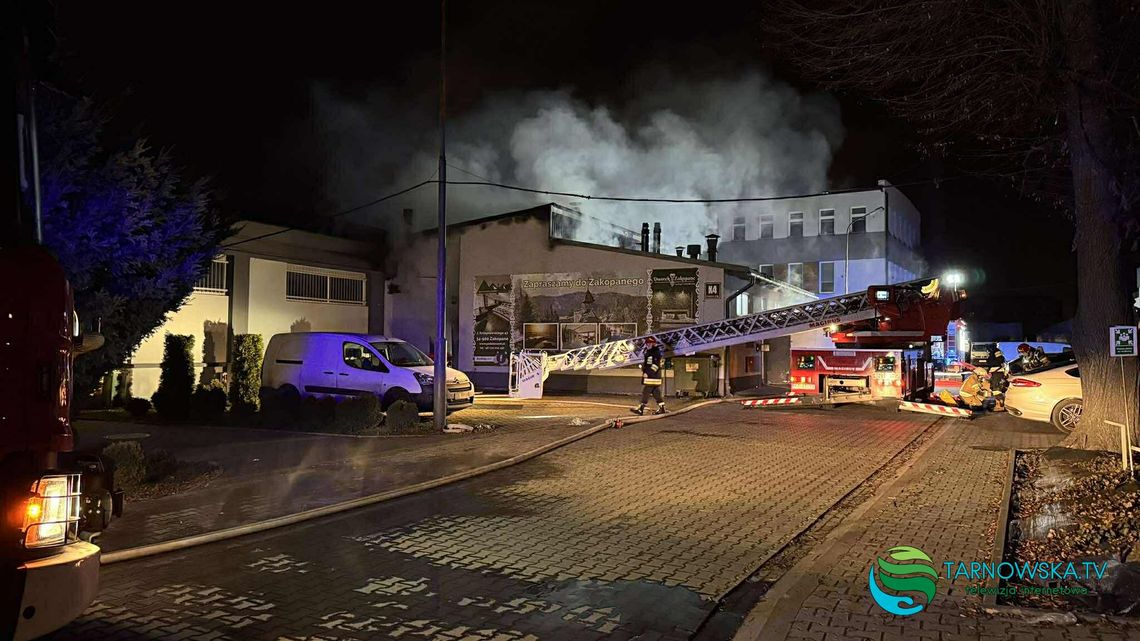 Tarnów, akcja gaśnicza, zastępy straży pożarnej, pożar hali magazynowej, akcja strażaków, środowy pożar w Tarnowie