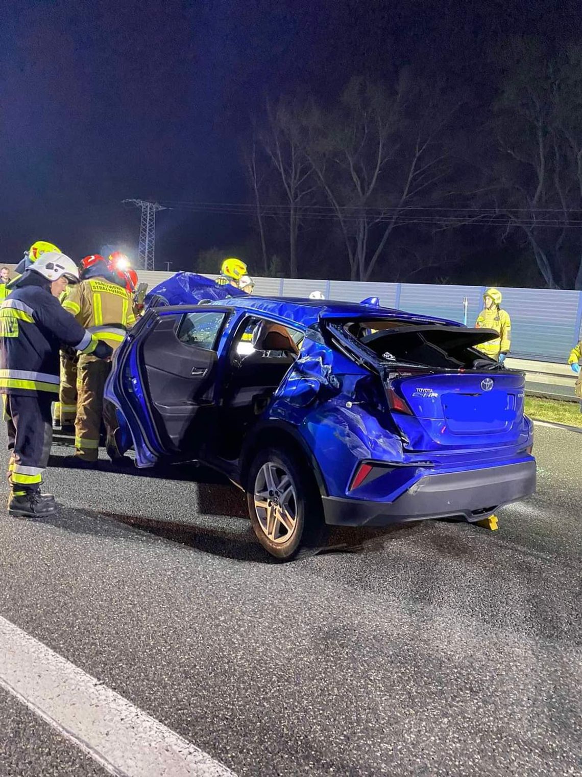 Poważny wypadek i dachowanie na autostradzie A4. Duże utrudnienia [FOTO]