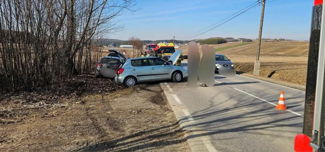 Poważny wypadek na DW794 w Podchybiu z udziałem dwóch samochodów [FOTO]