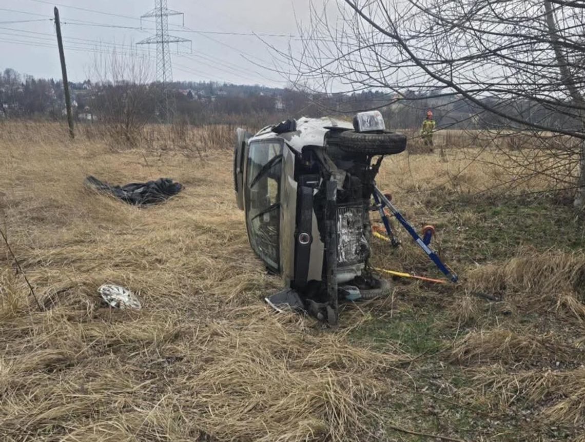 Poważny wypadek na DW794 w Trojanowicach. Dwie osoby poszkodowane [FOTO]