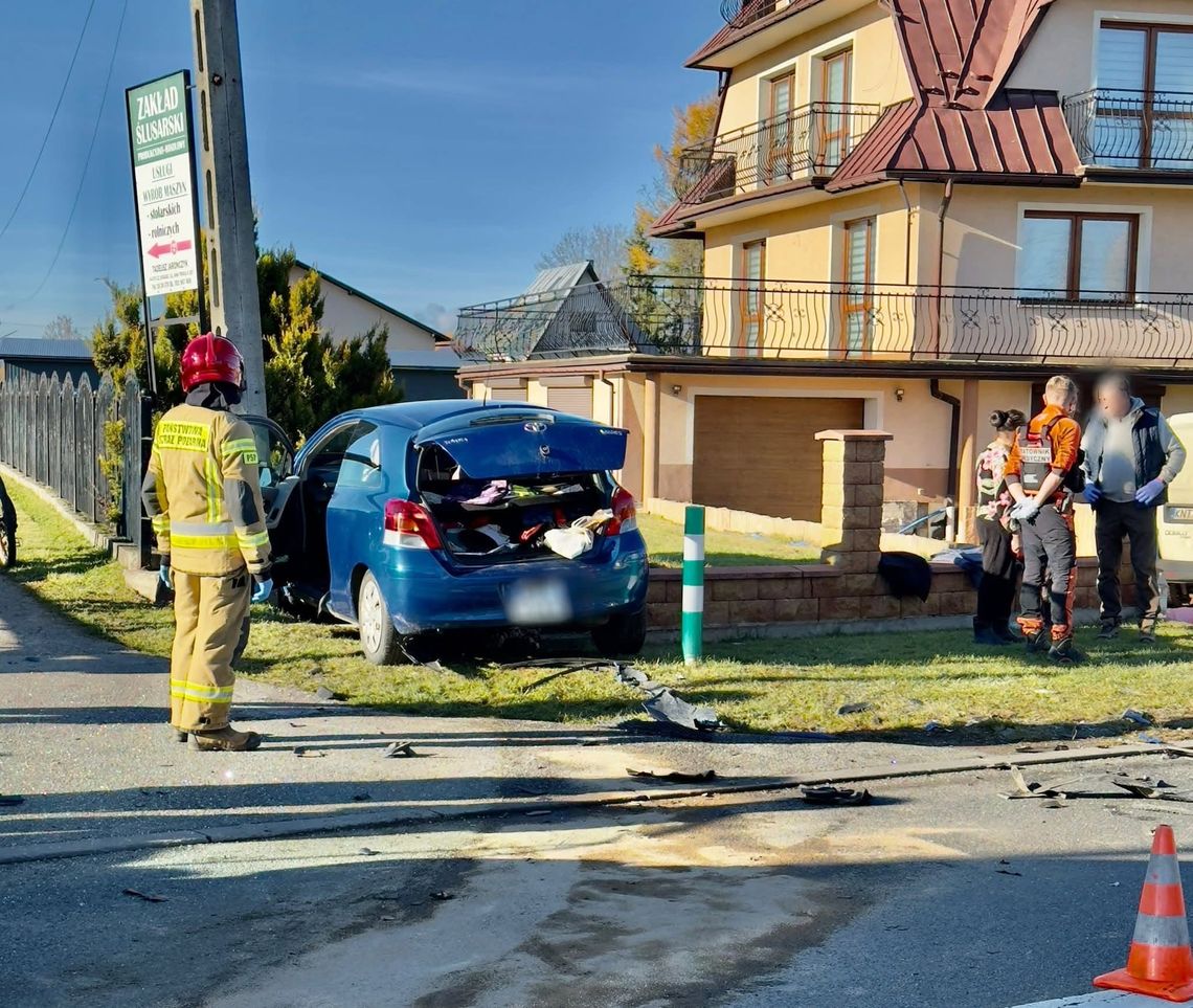 Wypadek drogowy, Czarny Dunajec, DW 958, zderzenie samochodów, kolizja, ranni, policja Nowy Targ, utrudnienia w ruchu, nieustąpienie pierwszeństwa, karetki pogotowia, ulica Jana Pawła II