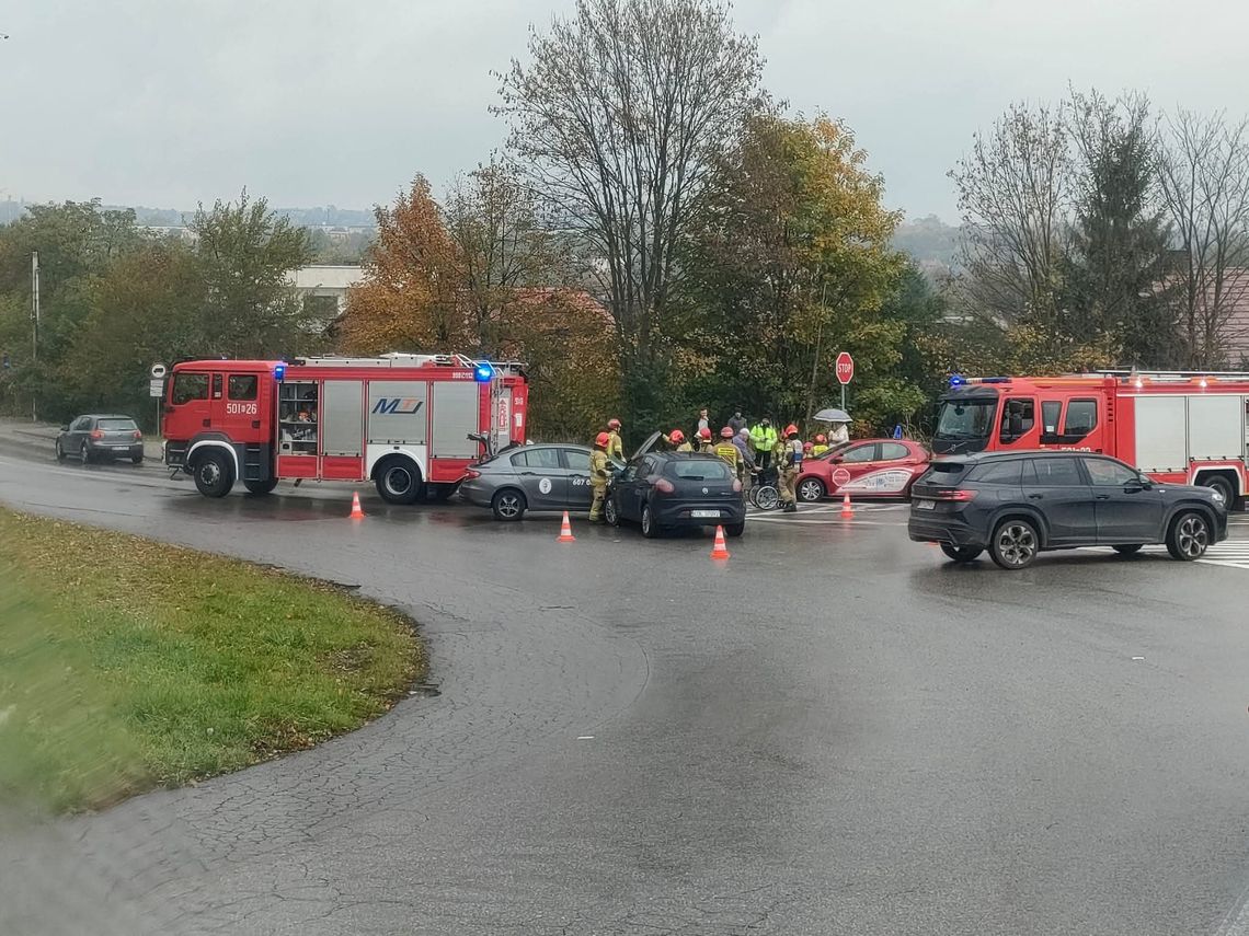 Olkusz, powiat olkuski, wypadek drogowy, niebezpieczne skrzyżowanie, skrzyżowanie ulic, wypadek na skrzyżowaniu ulic, akcja ratunkowa, akcja ratownicza