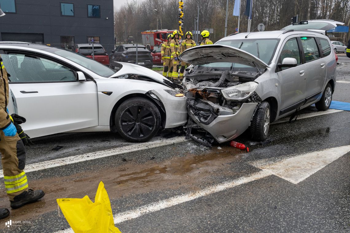 Wieliczka, wypadek, wypadek drogowy, zderzenie samochodów, groźny wypadek w Wieliczce, na sygnale, akcja ratunkowa