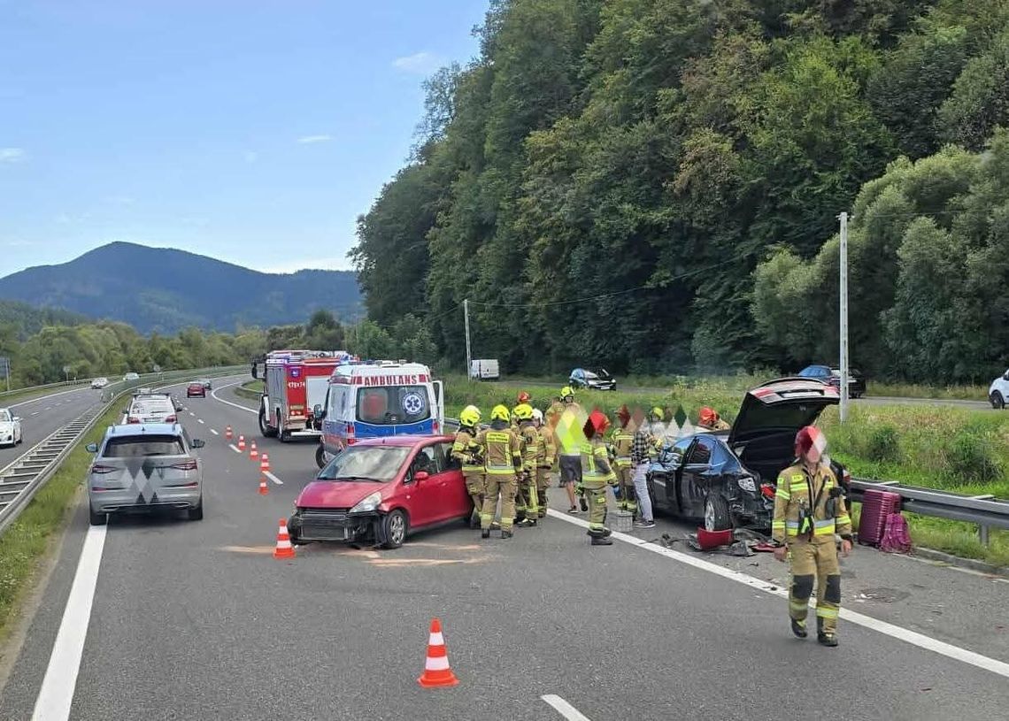 Wypadek, powiat myślenicki, Pcim, wypadek na Zakopiance, utrudnienia w ruchu, na sygnale, akcja ratunkowa
