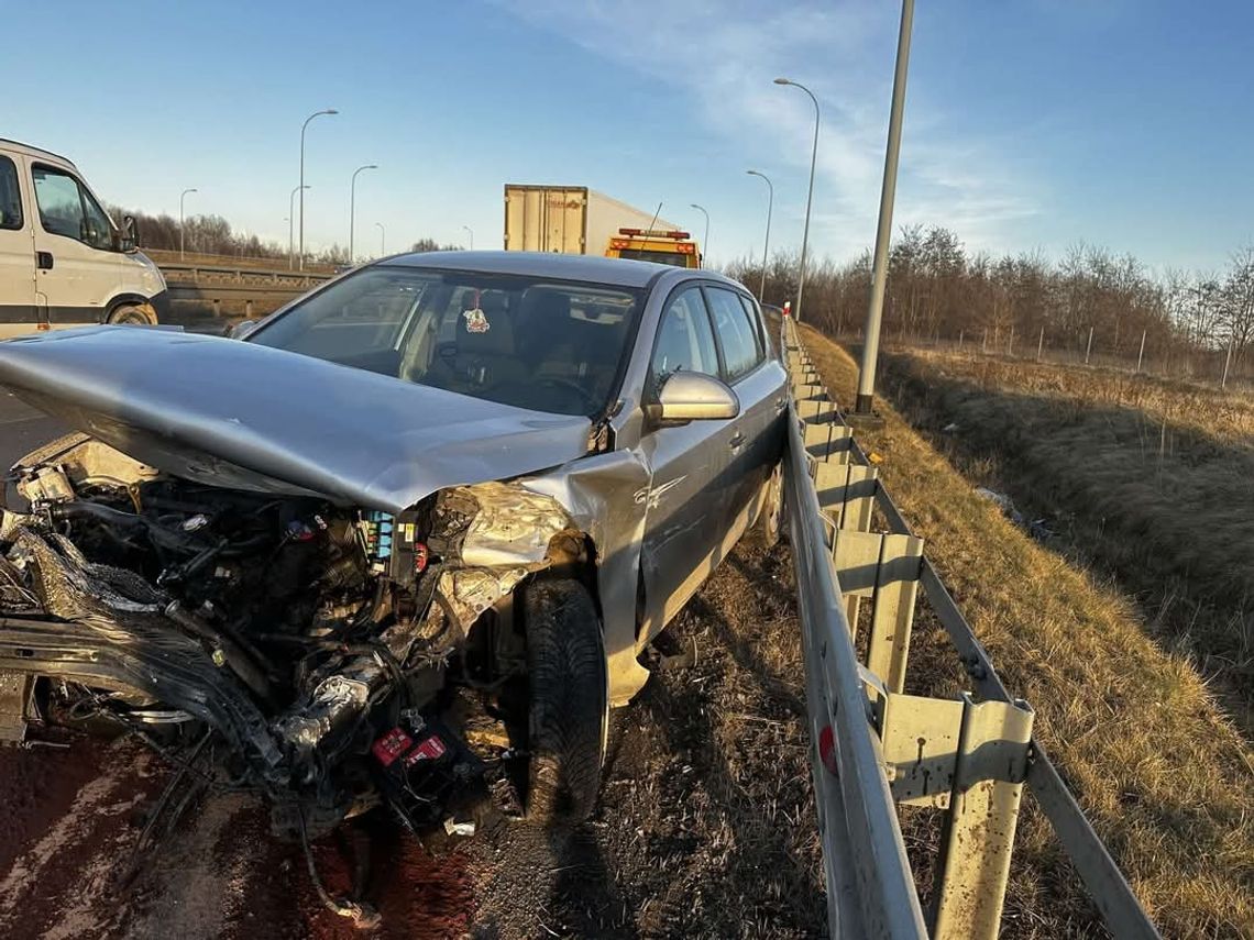 Poważny wypadek na zjeździe z A4 na S7 w Krakowie. Dwie osoby ranne [FOTO]