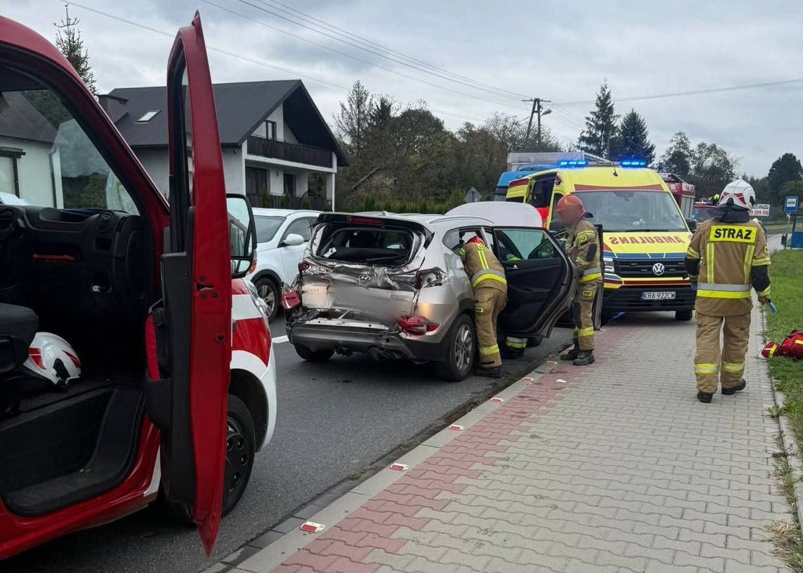 Wypadek w Jaśkowicach, gmina Skawina, powiat krakowski, wypadek w powiecie krakowskim, akcja ratunkowa, zderzenie samochodu osobowego z ciężarowym