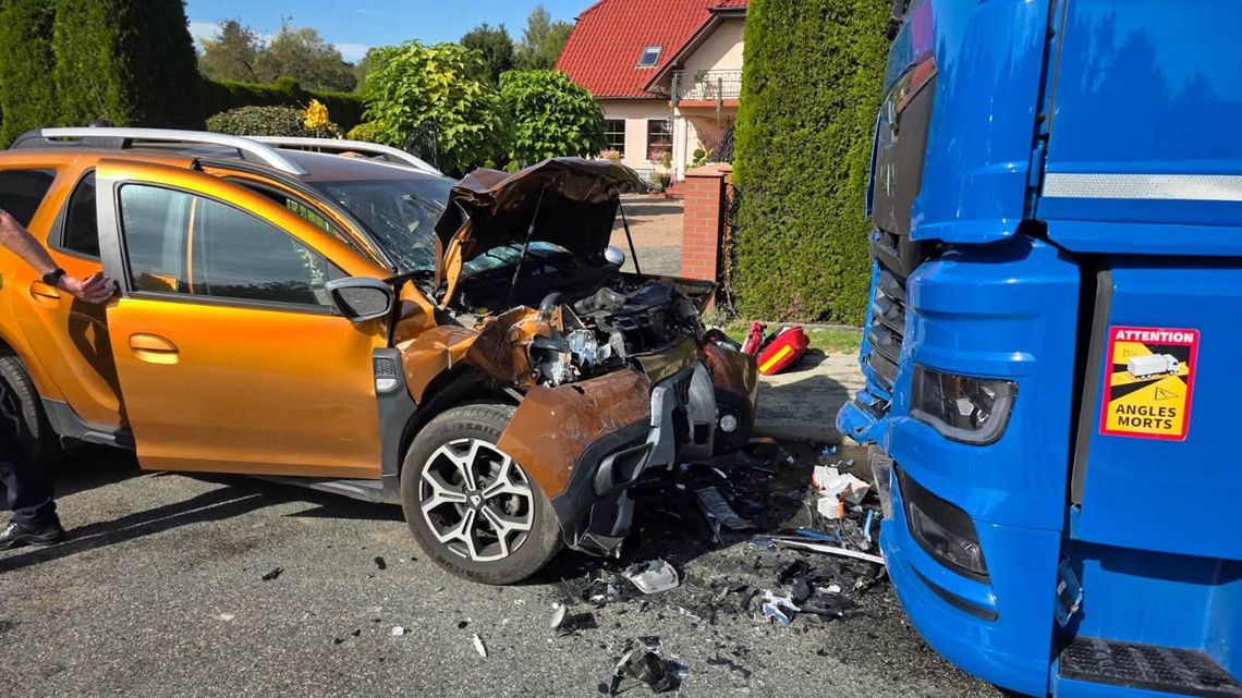 Poważny wypadek w Jurkowie. Zderzenie czołowe z ciężarówką, lądował śmigłowiec LPR [ZDJĘCIA]