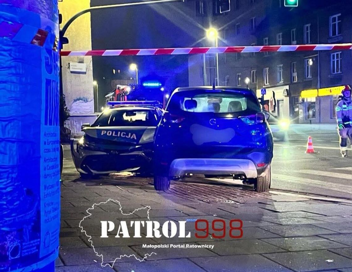 Poważny wypadek w Krakowie. Osobówka zderzyła się z radiowozem Policji [FOTO]