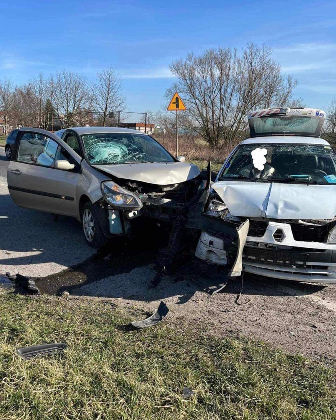Na zdjęciu wypadek w Kryspinowie z udziałem dwóch samochodów osobowych