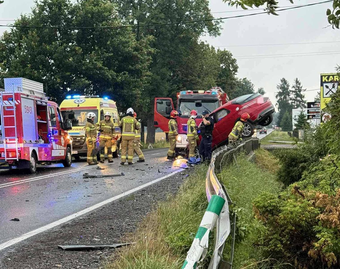 wypadek Łęki, DW948 wypadek, wypadek Oświęcim Kęty, samochody rozbite Łęki, auto na barierkach
