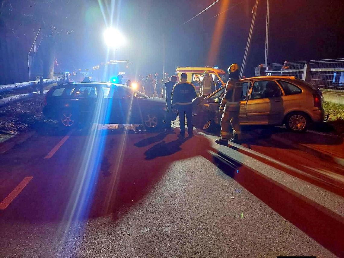 Wypadek drogowy, powiat olkuski, Olkusz, akcja ratunkowa, zderzenie dwóch samochodów, dwie osoby poszkodowane