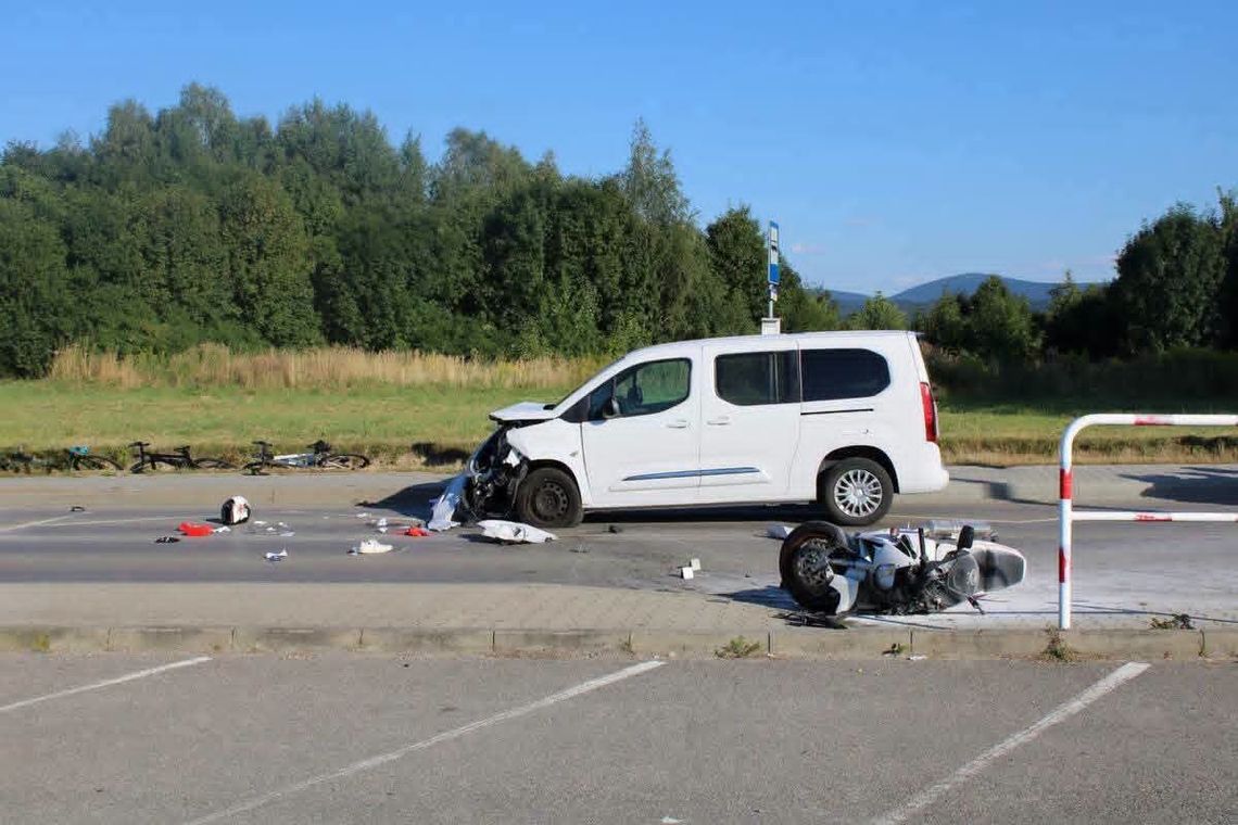 Poważny wypadek w Myślenicach. Motocykl uderzył w rowerzystów i osobówkę