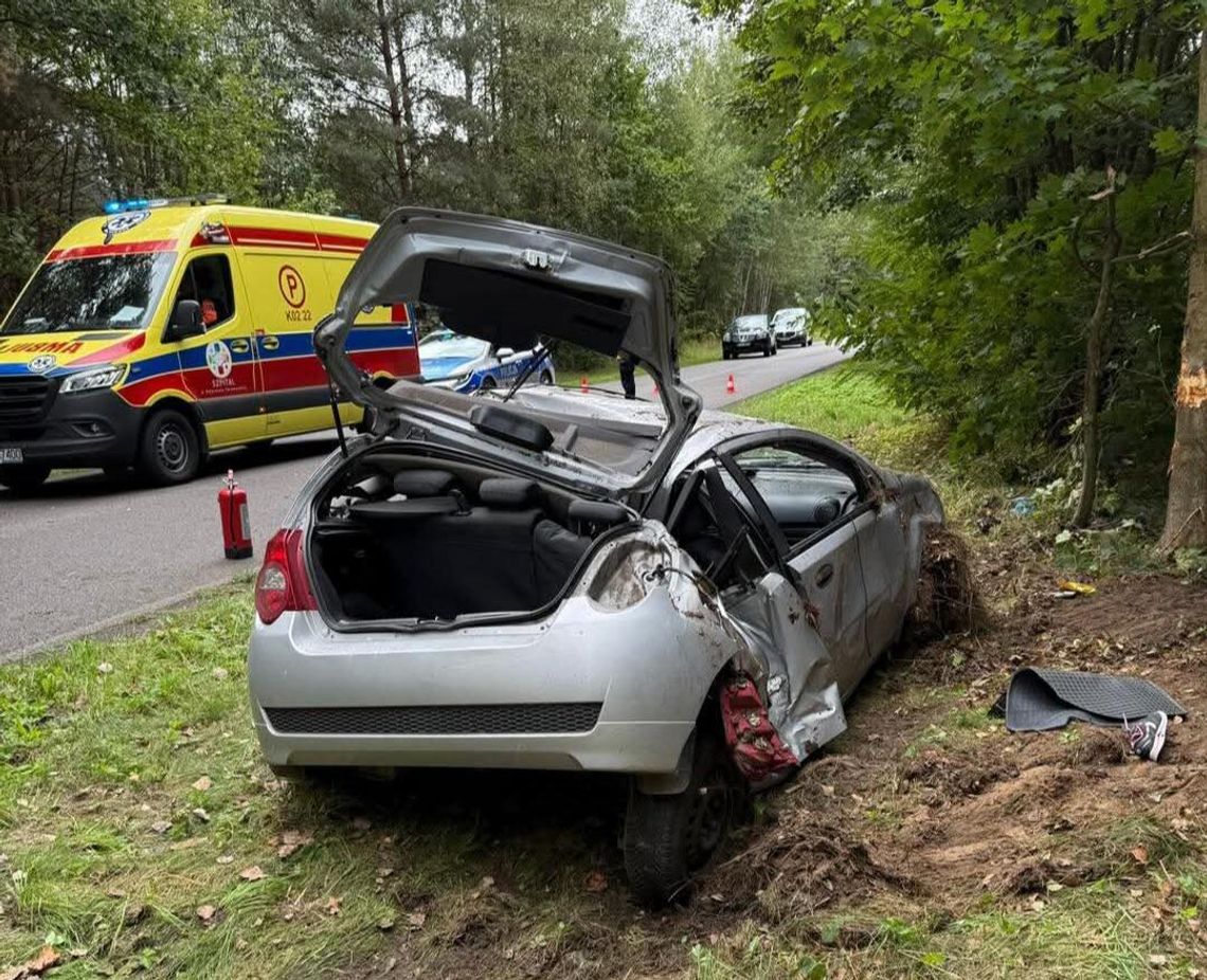 Dachowanie w powiecie dąbrowskim, dachowanie samochodu osobowego, Dąbrowa Tarnowska, na sygnale, straż pożarna, wypadek w miejscowości Lipiny