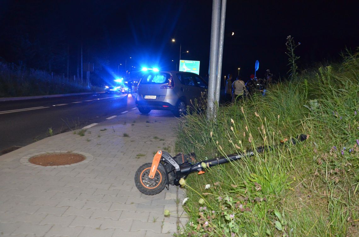 Poważny wypadek w Rzozowie pod Krakowem. 17-latek na hulajnodze elektrycznej zderzył się z samochodem