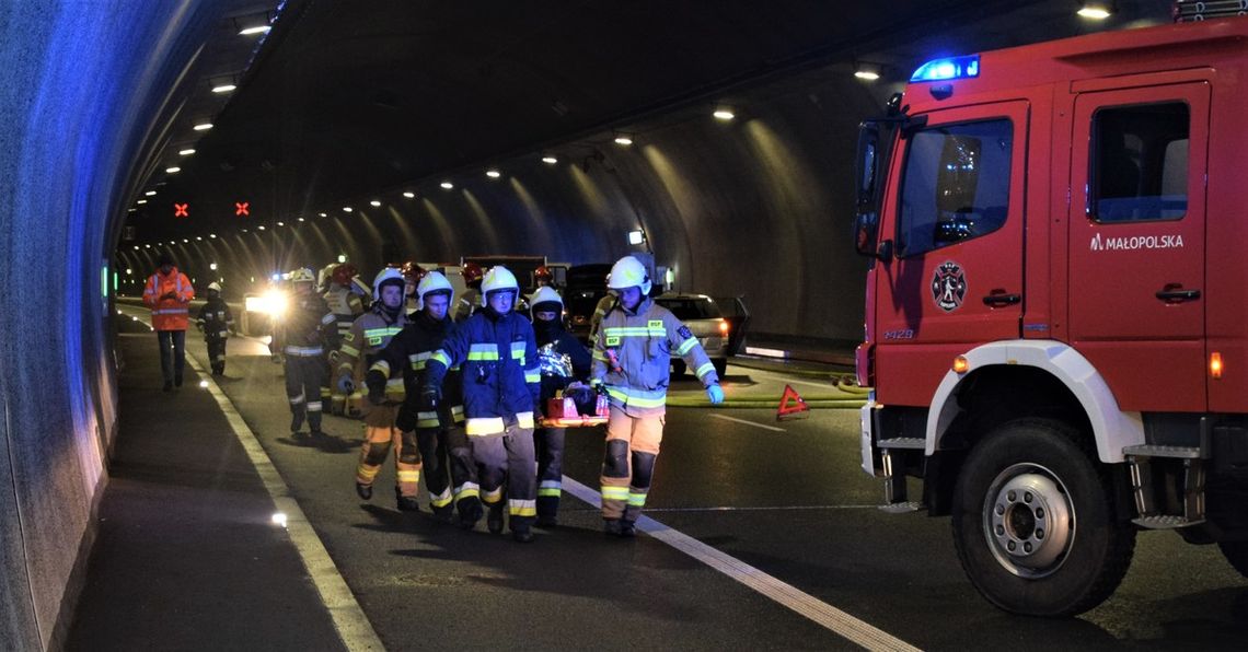 Na zdjęciu służby ratunkowe podczas ćwiczeń w Tunelu pod Luboniem Małym