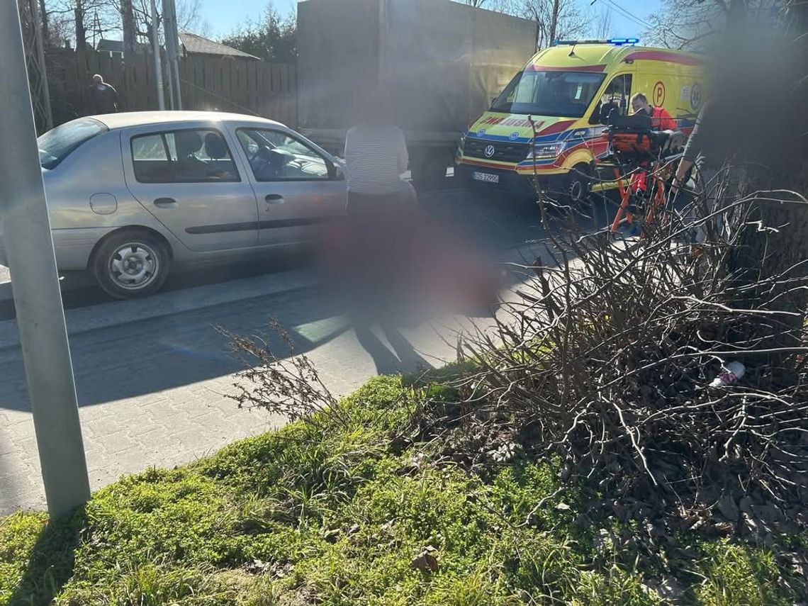 Poważny wypadek w Zatorze. 87-latek potrącił pieszą na przejściu