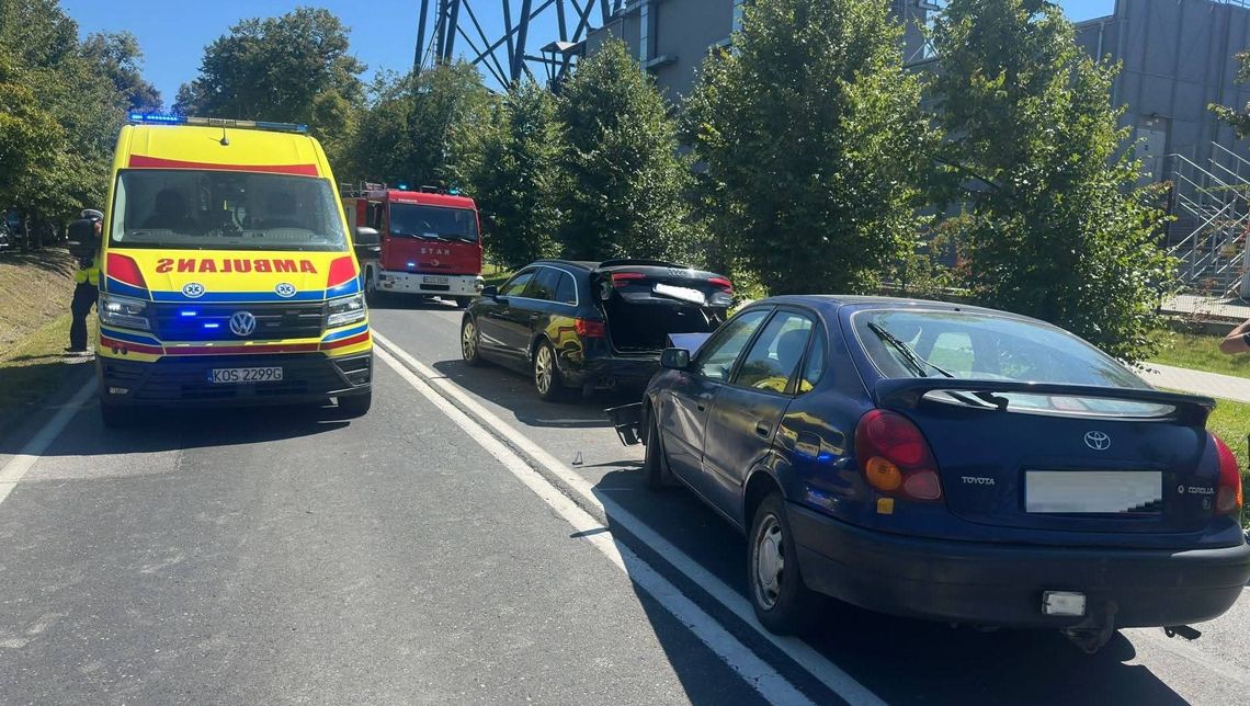wypadek Zator, wypadek DK44, Zator wypadek samochodowy, wypadek ul. 1 Maja Zator, Lotnicze Pogotowie Ratunkowe, dwie osoby ranne, policja Zator, utrudnienia w ruchu Zator, apel policji, wypadek 12 sierpnia, kolizja Zator, wypadek droga krajowa 44, Toyota Audi wypadek