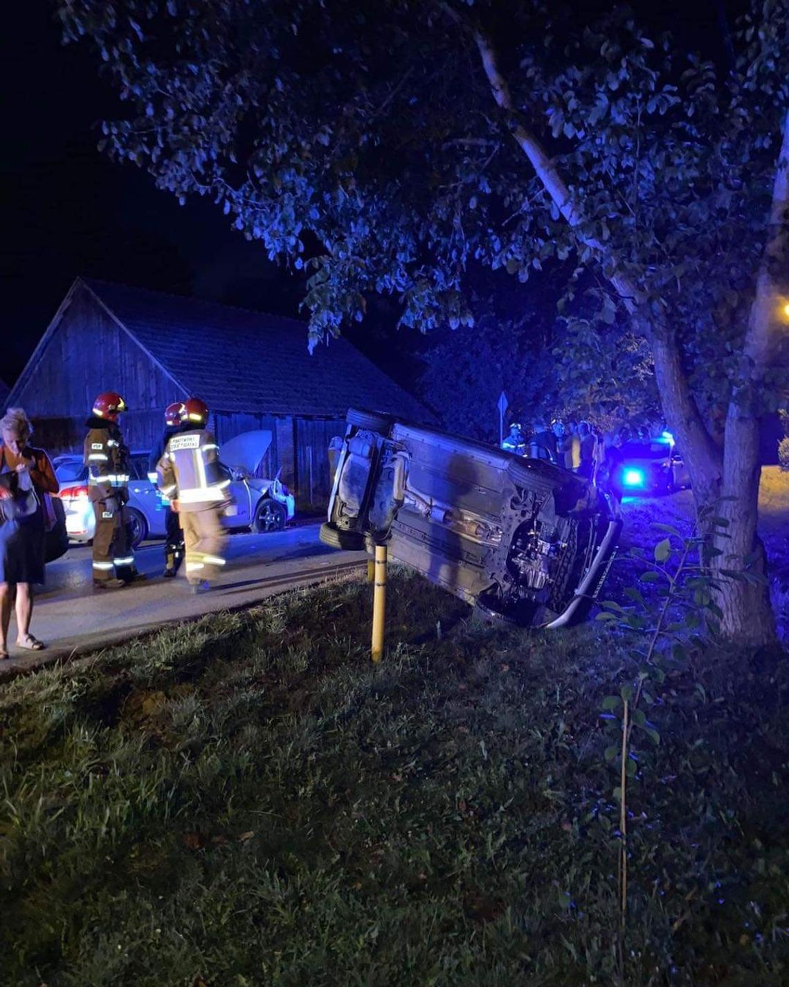 Poważny wypadek w Zielonkach. Samochód wylądował na boku [FOTO]