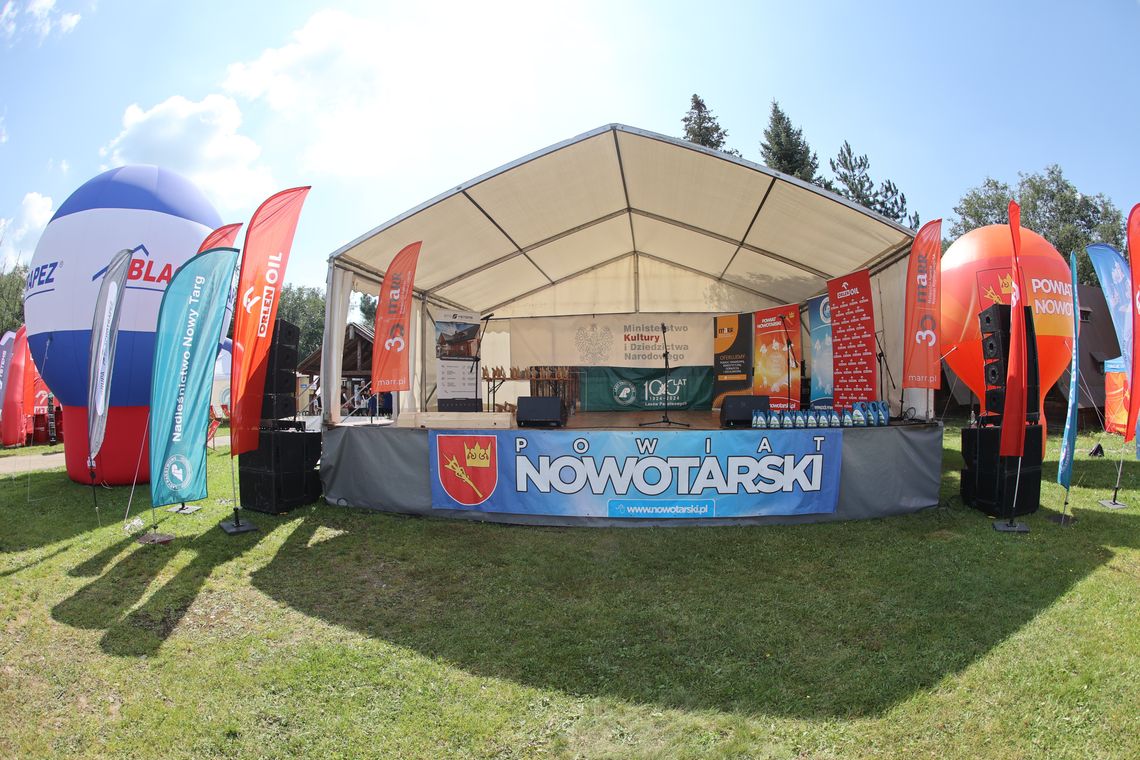 Na zdjęciu scena podczas Targów Cieśli i baner Powiatu Nowotarskiego