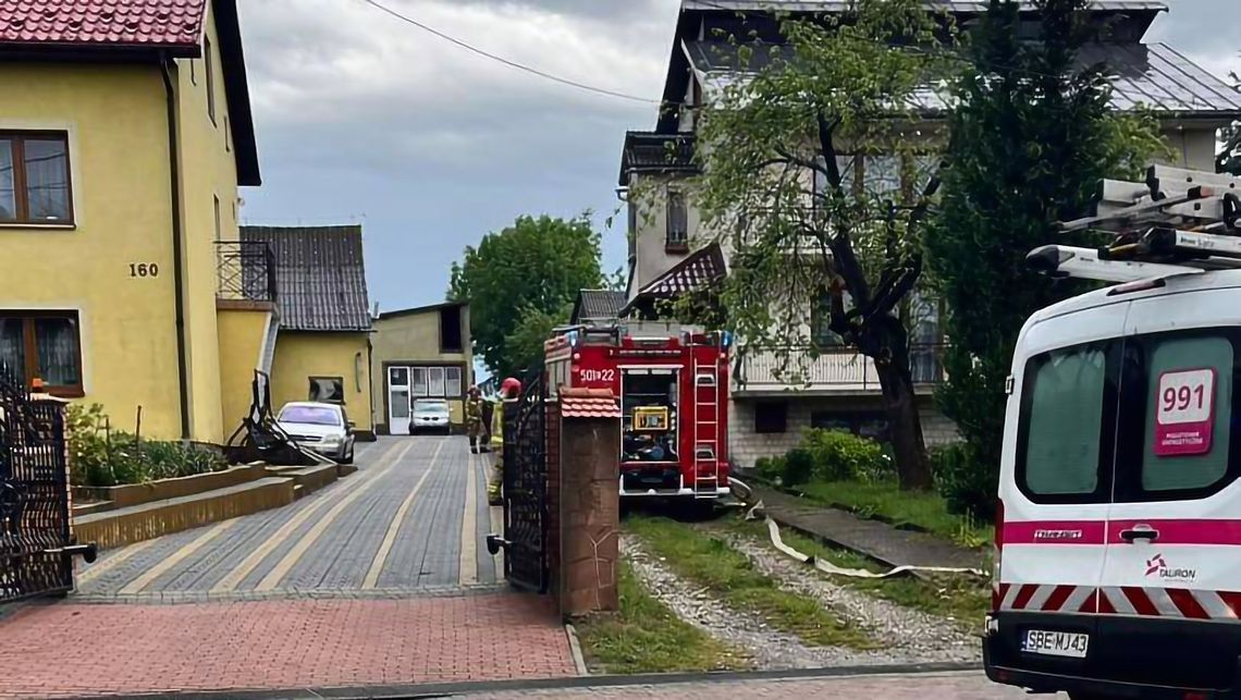 Na zdjęciu strażacy podczas akcji gaśniczej w powiecie olkuskim