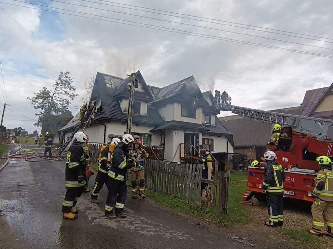 Na zdjęciu pożar budynku mieszkalnego w Sierockiem