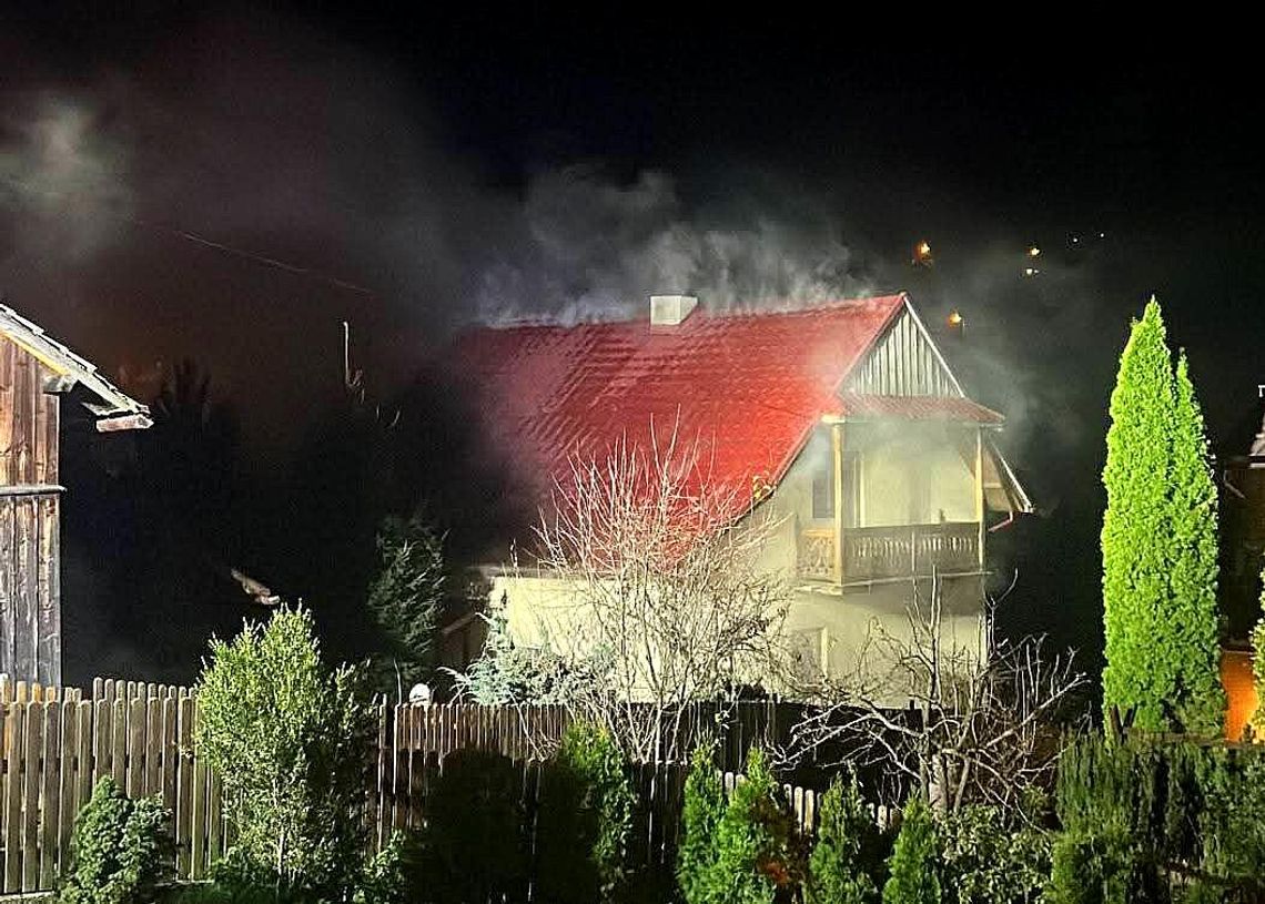 Szczawnica, pożar w Szczawnicy, pożar budynku mieszkalnego w Szczawnicy, akcja gaśnicza, na zdjęciu budynek mieszkalny objęty pożarem, Podhale, powiat nowotarski