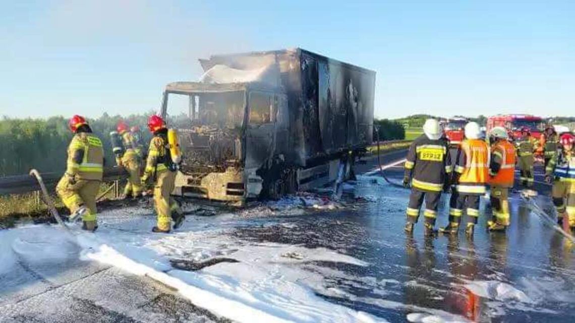 Na zdjęciu strażacy walczący z pożarem ciężarówki na tarnowskim odcinku A4