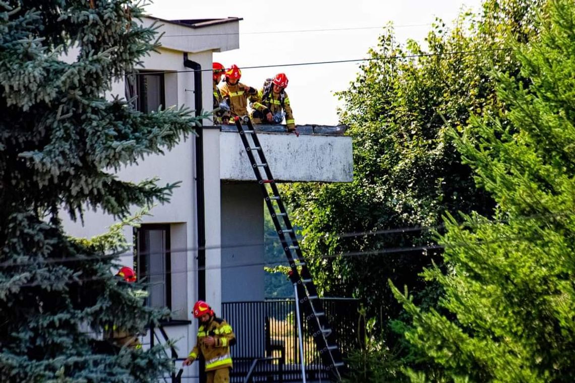 Na zdjęciu strażacy walczący z pożarem dachu budynku w Jerzmanowicach