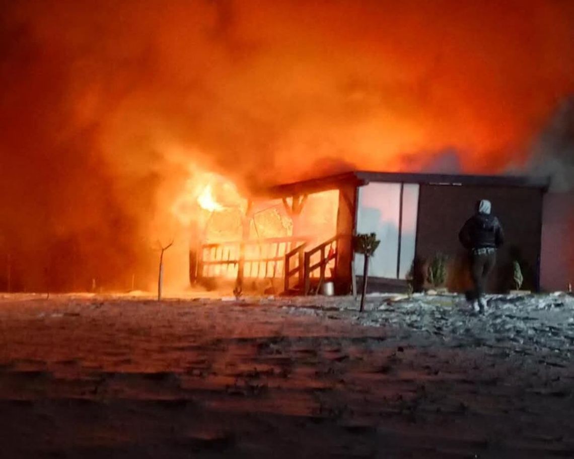 Pożar domku letniskowego w Zagajach Smrokowskich. Jedna osoba ranna [FOTO]