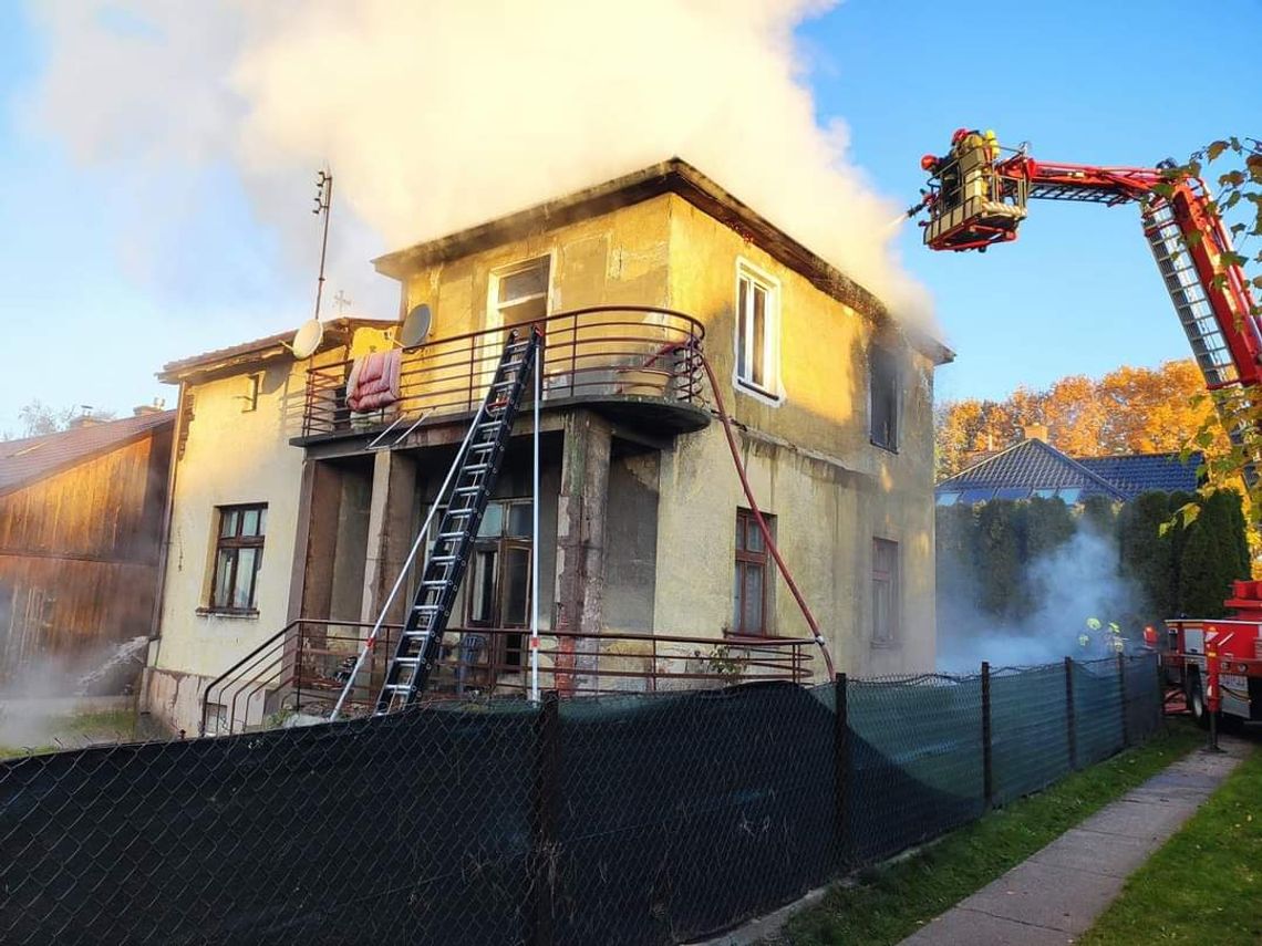 Pożar domu przy ulicy Krzęczków w Bochni. Jedna osoba ranna