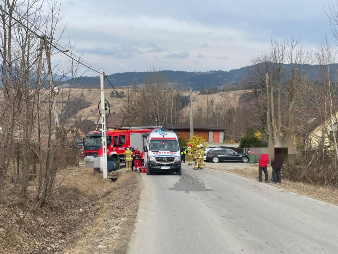 Pożar domu w Rdzawce. Śmigłowiec LPR na miejscu, jedna osoba ranna [FOTO]