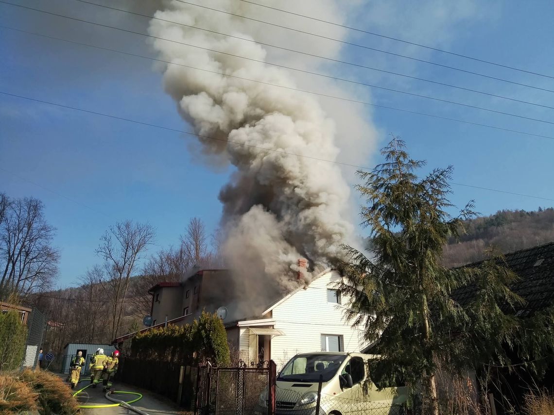 Małopolska, powiat suski, Sucha beskidzka, pożar w suchej beskidzkiej, pożar budynku mieszkalnego, akcja gaśnicza, strażacy