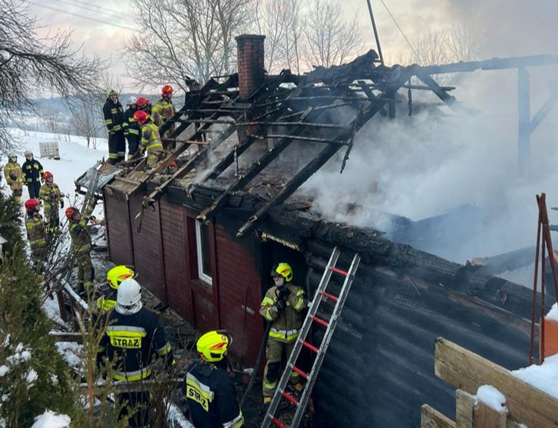 Na zdjęciu strażacy walczący z pożarem drewnianego domu w Lipnicy Wielkiej