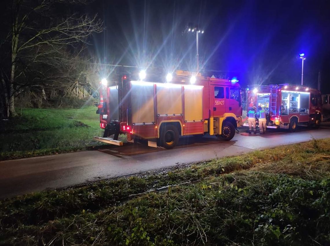 Pożar drewnianego domu w Kokotowie. Jedna osoba poszkodowana (GALERIA)