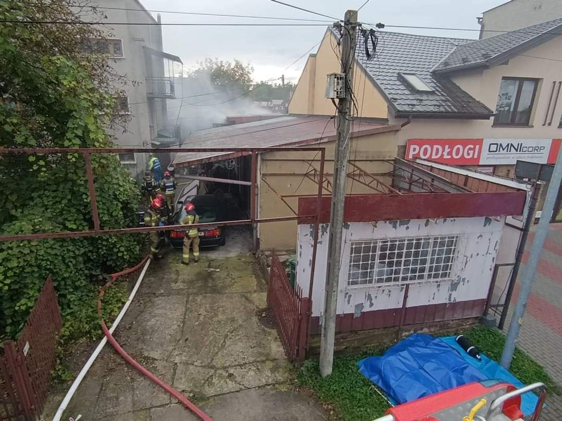 Pożar garażu w Brzesku. Dwa samochody spłonęły, jedna osoba ranna