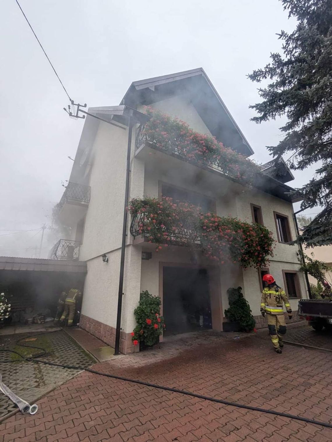 Pożar garażu w budynku mieszkalnym na ulicy Gizy w Nowym Sączu