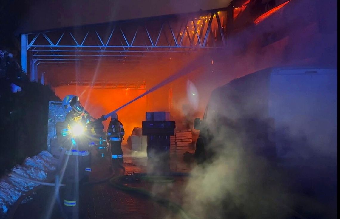 Skawina, ogromny pożar hali, gmina Skawina, akcja strażaków, akcja gaśnicza pożaru hali